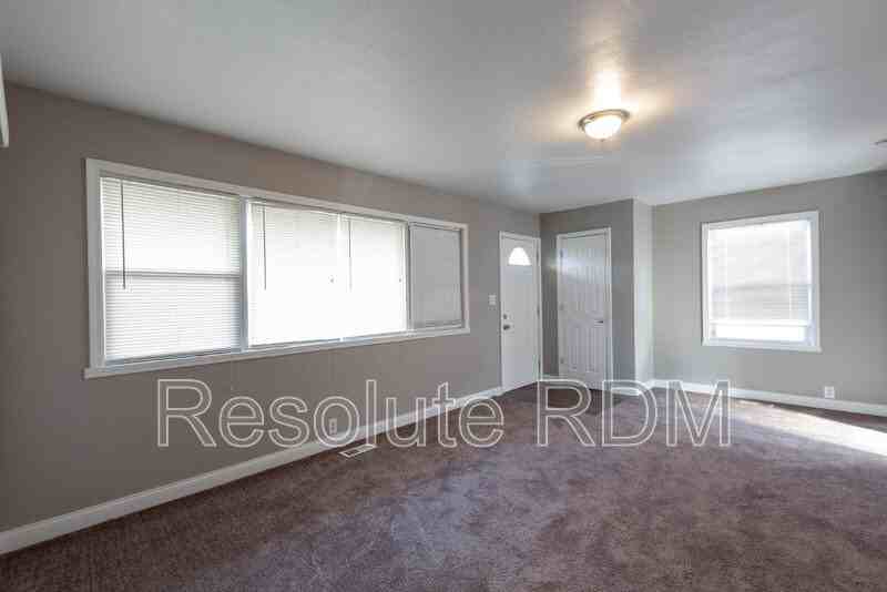 7955 E 49th St - Photo 3 of 23