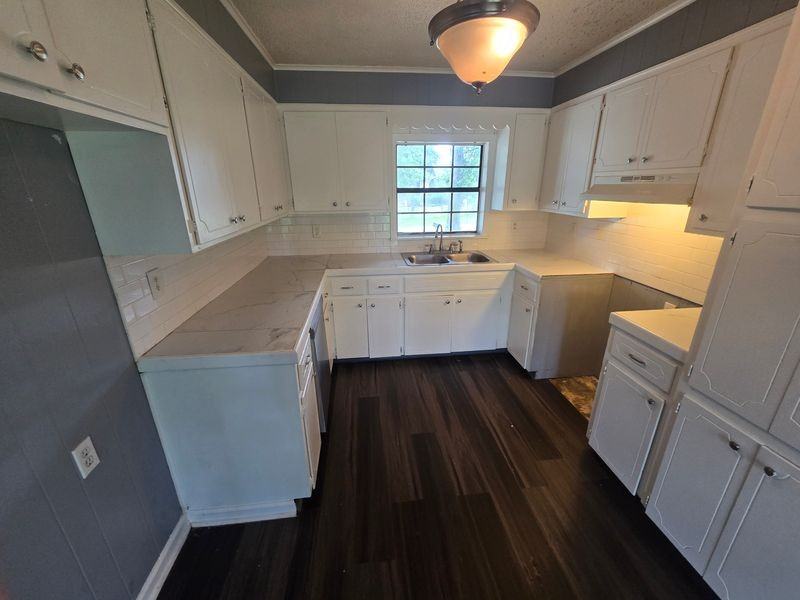 1320 Abigail St - Photo 4 of 16