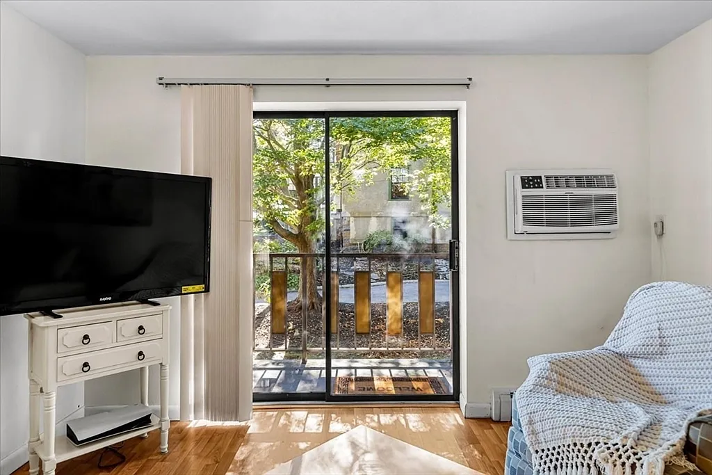 111 Warren Ave #1F - Photo 4 of 14