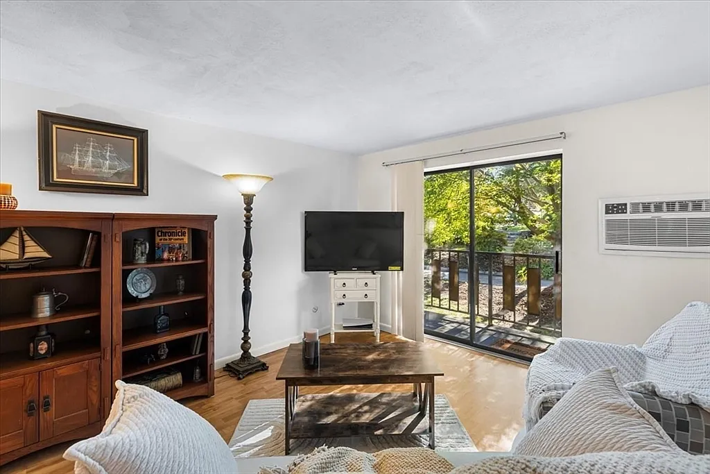 111 Warren Ave #1F - Photo 5 of 14