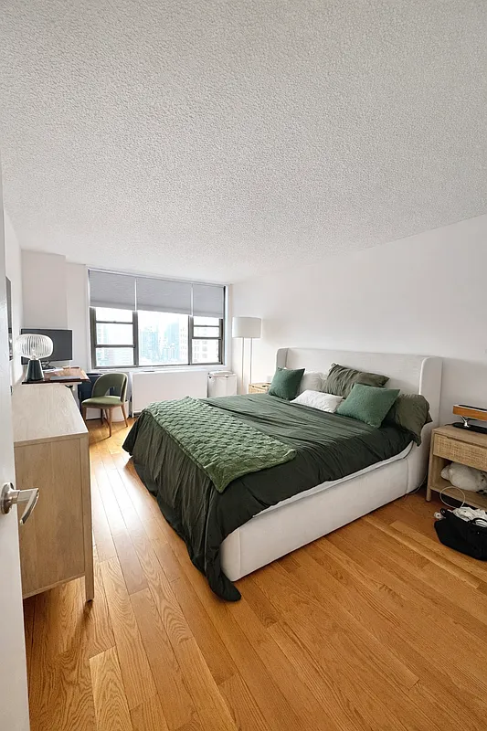 301 E 79th St - Photo 4 of 17