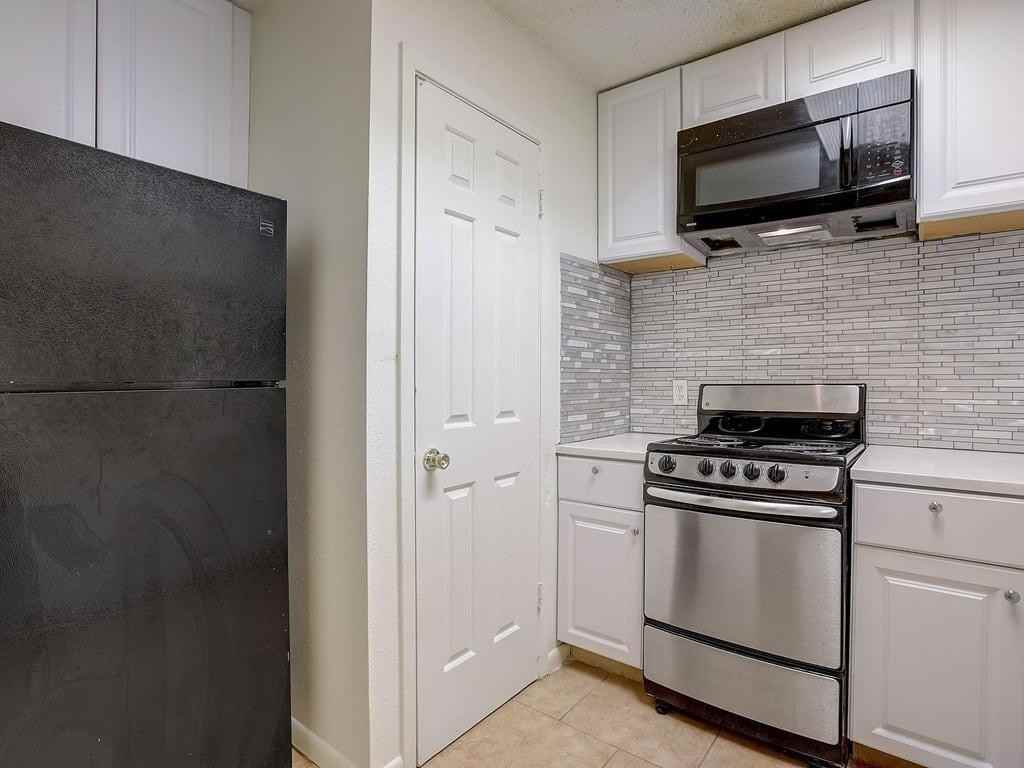 709 W 21st St #206 - Photo 2 of 31