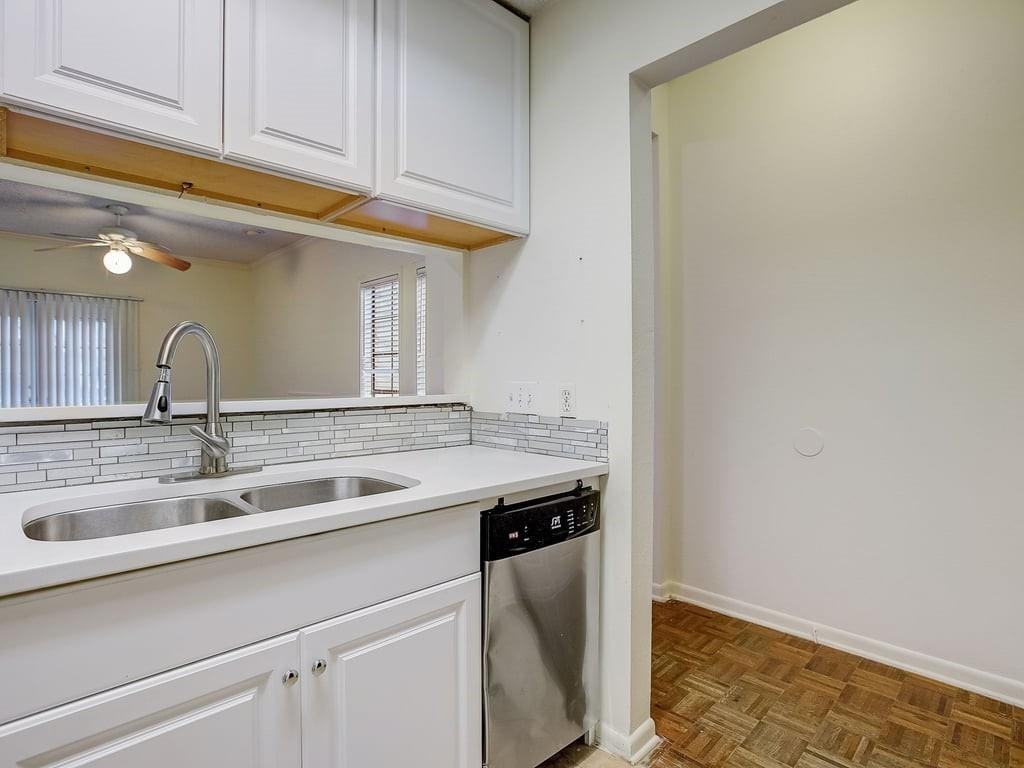 709 W 21st St #206 - Photo 5 of 31