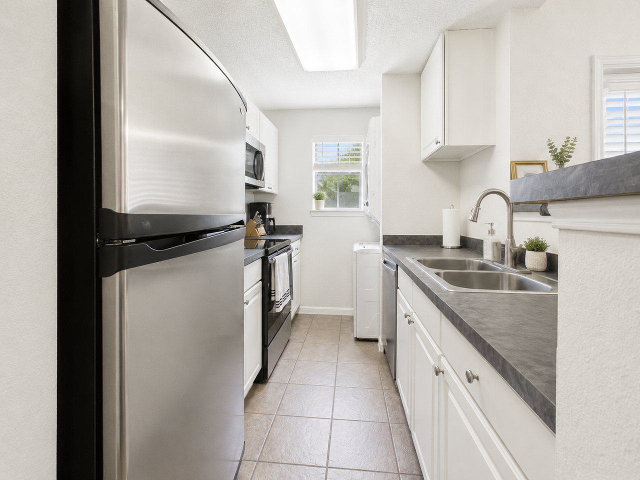 712 W 21st St #304 - Photo 3 of 19