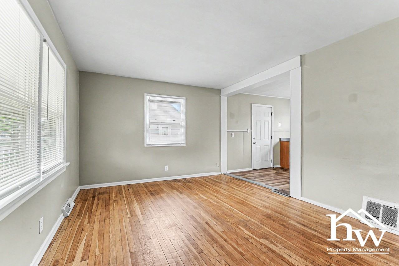 164 S Gladstone Ave - Photo 2 of 16
