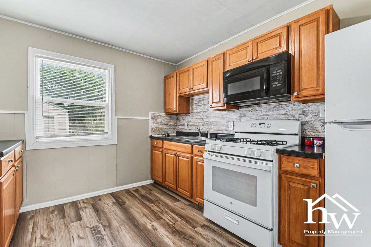 164 S Gladstone Ave - Photo 4 of 16