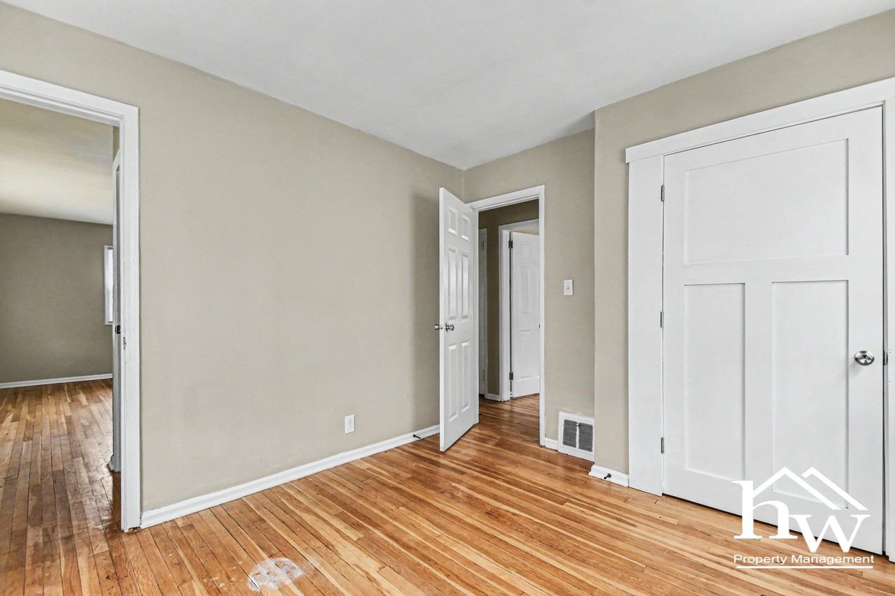 164 S Gladstone Ave - Photo 5 of 16