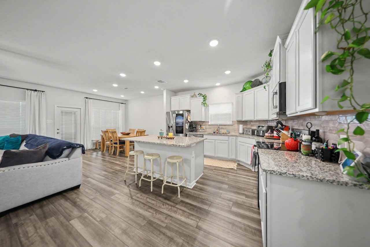 612 Pipe Creek Dr - Photo 4 of 28