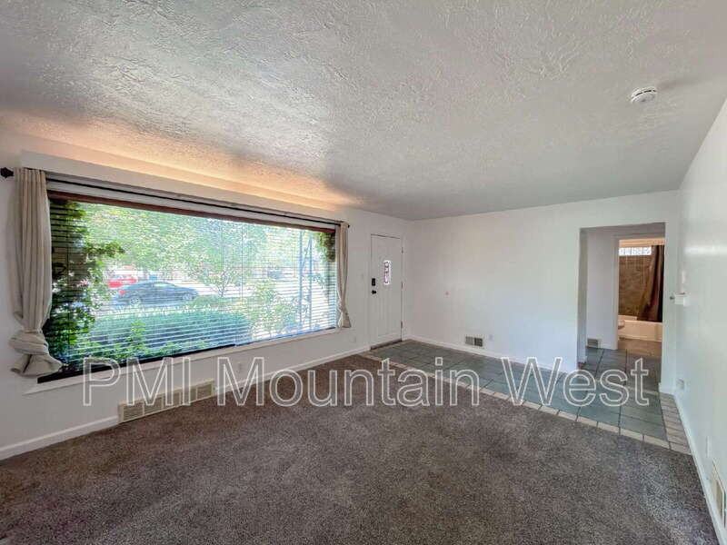 872 N Main St #A - Photo 4 of 14