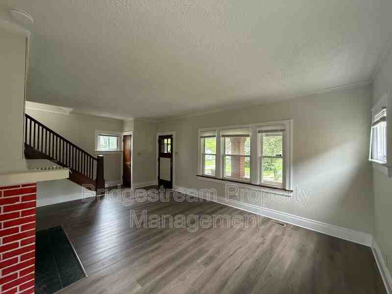 101 E Bruce Ave - Photo 5 of 17