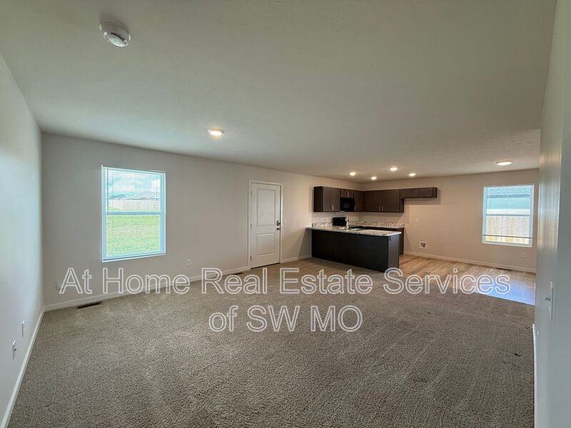 415 W Oak Lawn St - Photo 2 of 13