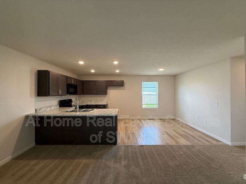 415 W Oak Lawn St - Photo 3 of 13