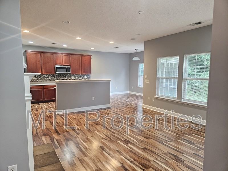 302 Nanny Point Dr - Photo 2 of 19