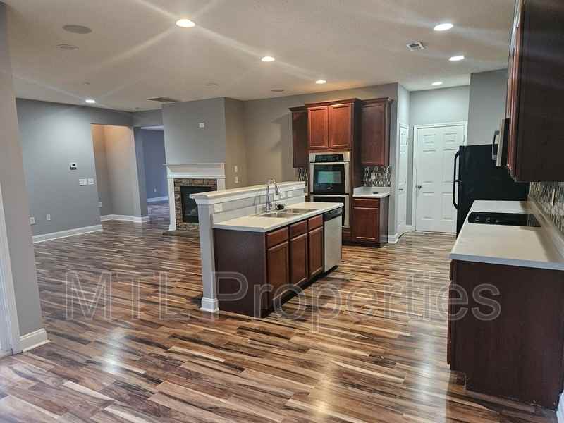 302 Nanny Point Dr - Photo 3 of 19