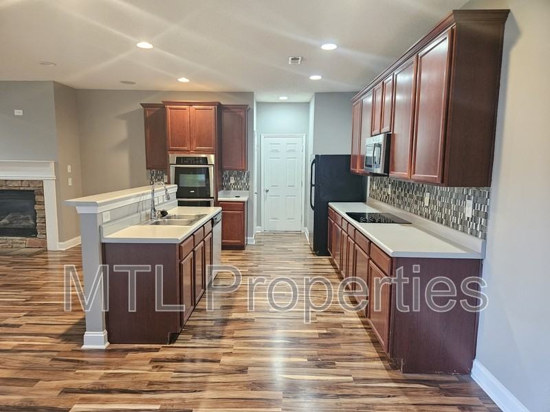 302 Nanny Point Dr - Photo 4 of 19