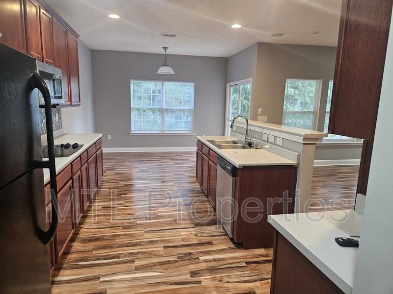 302 Nanny Point Dr - Photo 5 of 19