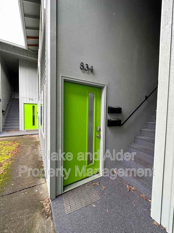 834 Se 42nd Ave - Photo 2 of 11