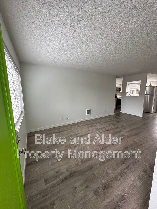 834 Se 42nd Ave - Photo 3 of 11