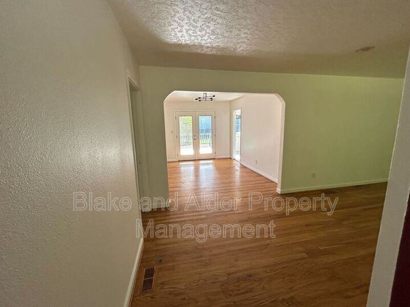 198 Ne 157th Ave - Photo 3 of 32