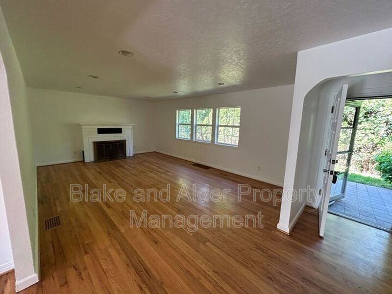 198 Ne 157th Ave - Photo 5 of 32