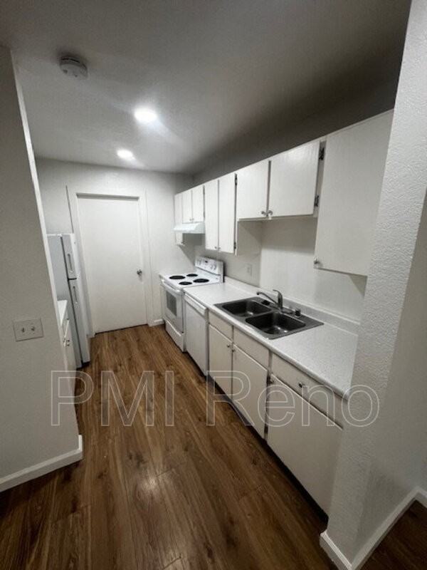 1062 H St - Photo 2 of 10