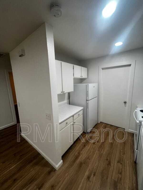 1062 H St - Photo 3 of 10