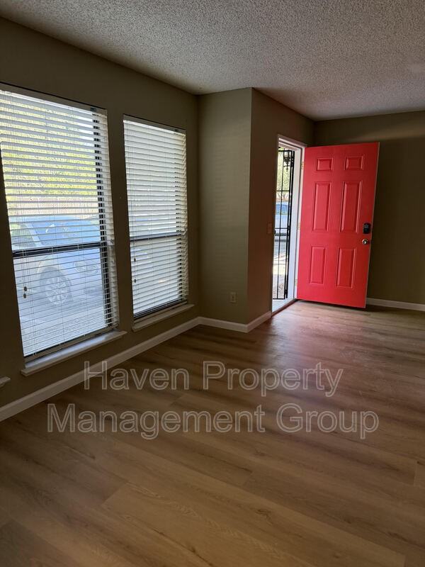 32 W 7th St - Photo 2 of 7