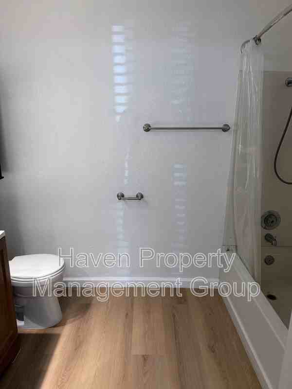 32 W 7th St - Photo 3 of 7