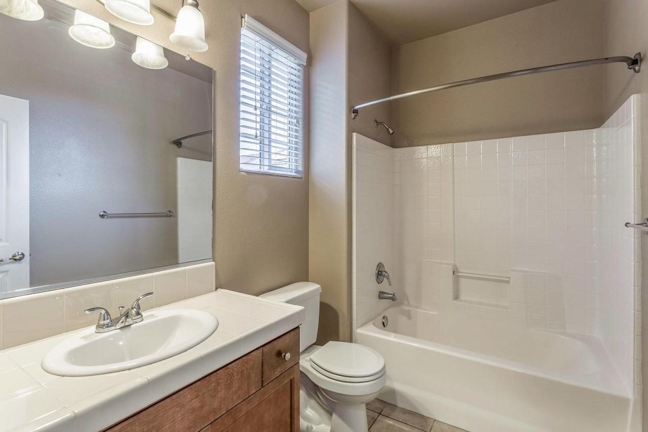 4044 Heritage Ln - Photo 6 of 34