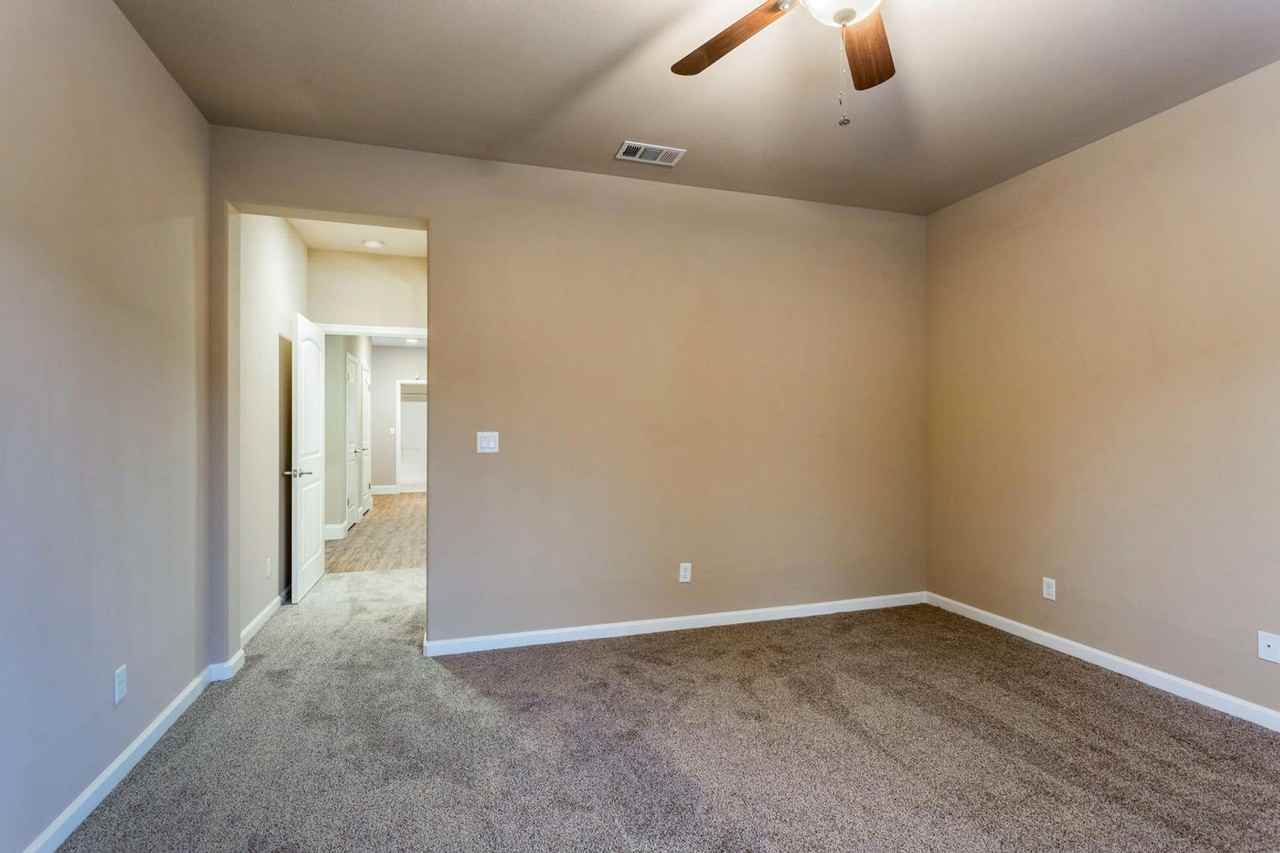 4044 Heritage Ln - Photo 7 of 34