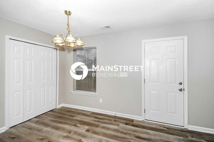 400 Pinevale Ct - Photo 4 of 17