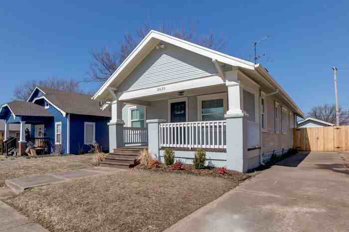 2635 E 8th St - Photo 2 of 32