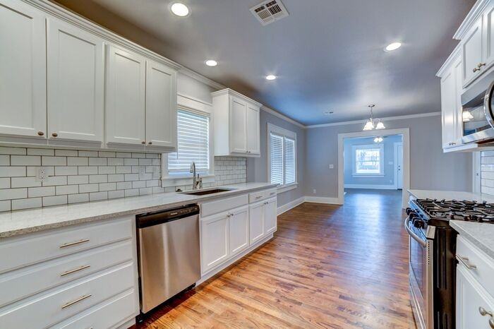 2635 E 8th St - Photo 5 of 32