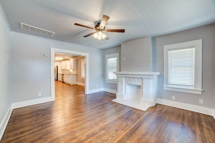 2635 E 8th St - Photo 7 of 32