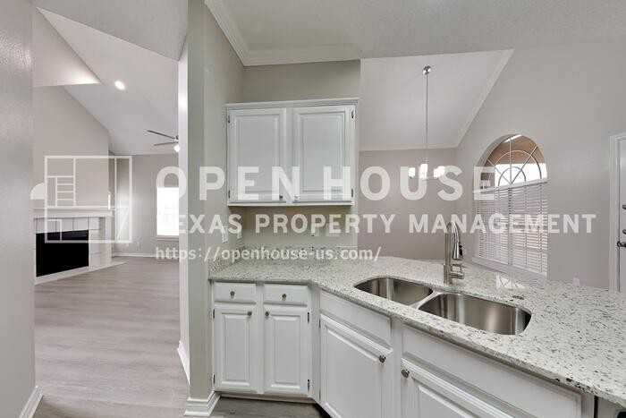 8101 Pacific St - Photo 5 of 25