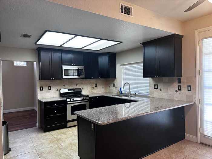 44350 Shad St - Photo 3 of 20