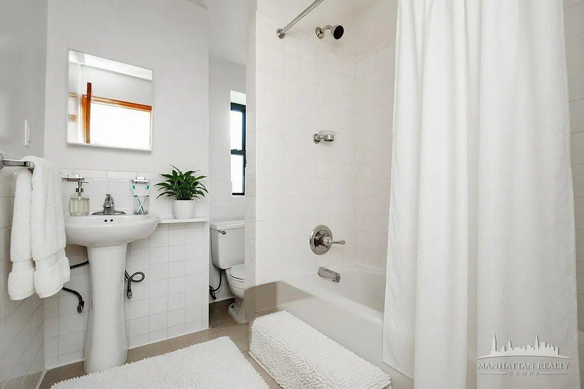 E 14th St #21 - Photo 3 of 4
