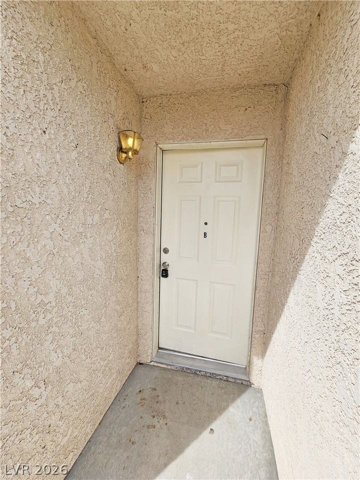 561 Bourbon St #B - Photo 6 of 23