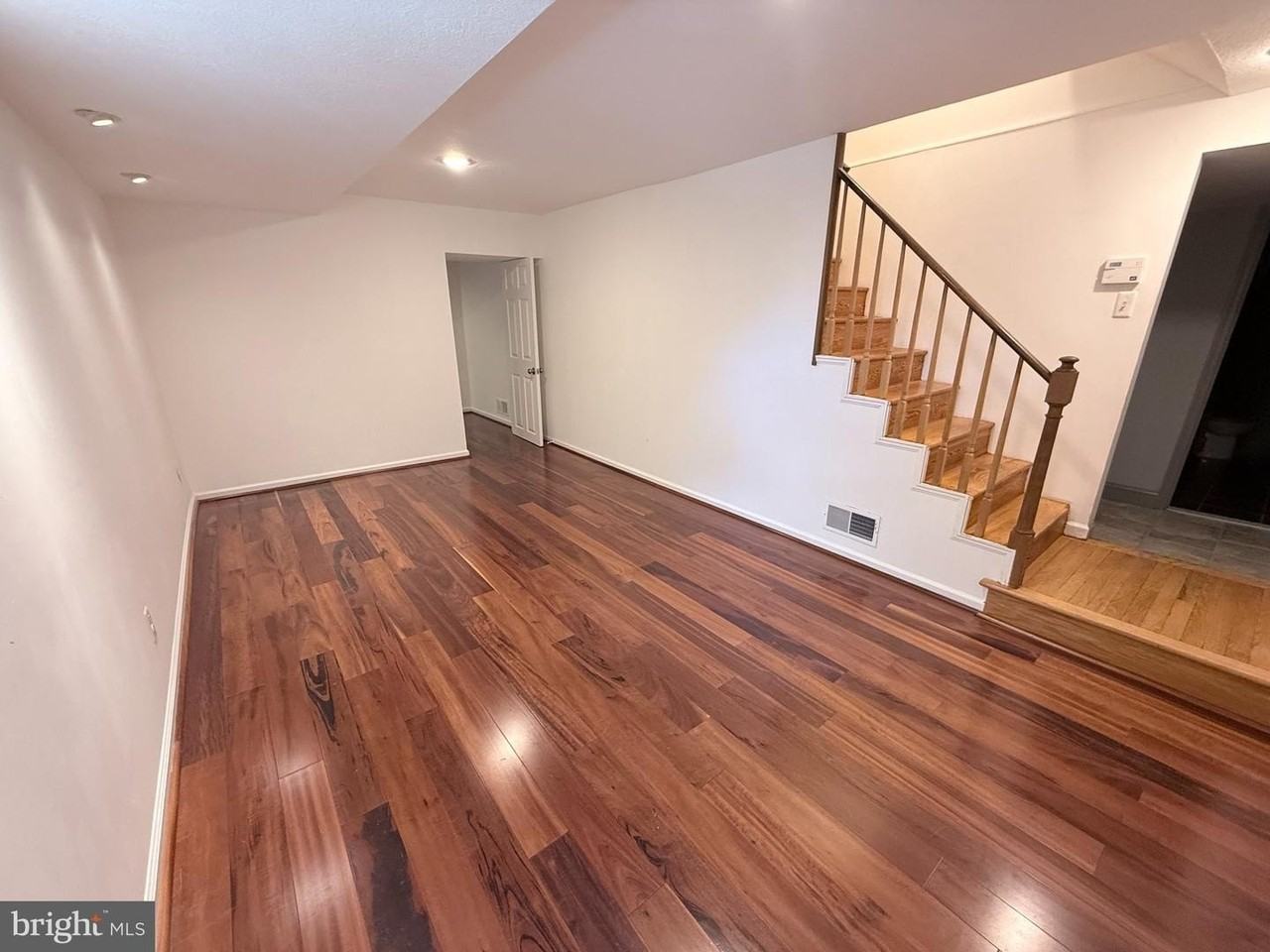 5021 Cathedral Ave Nw - Photo 5 of 18