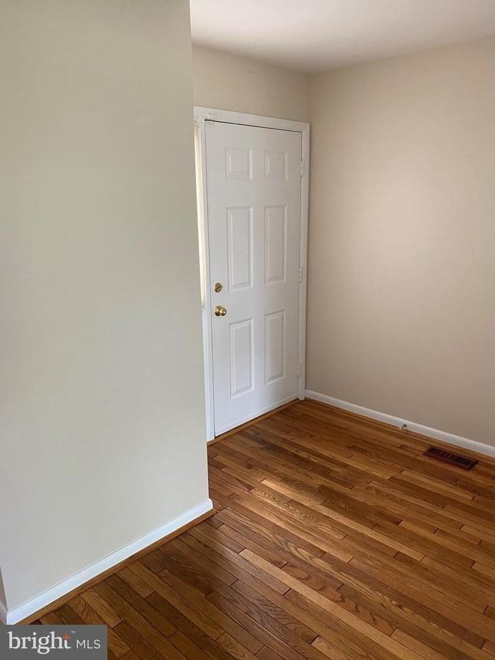 16 Castlehill Ct - Photo 3 of 25