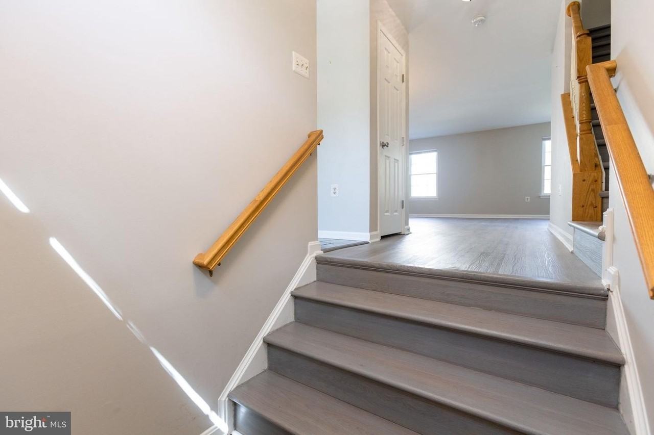 104 Frazer Dr - Photo 4 of 35