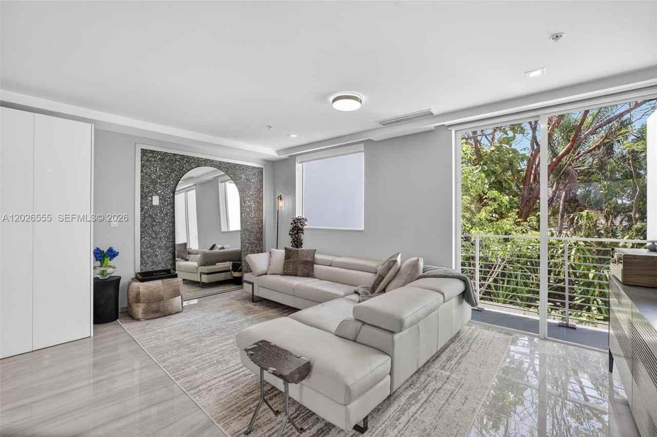 700 Ne 14th Ave #311 - Photo 7 of 50