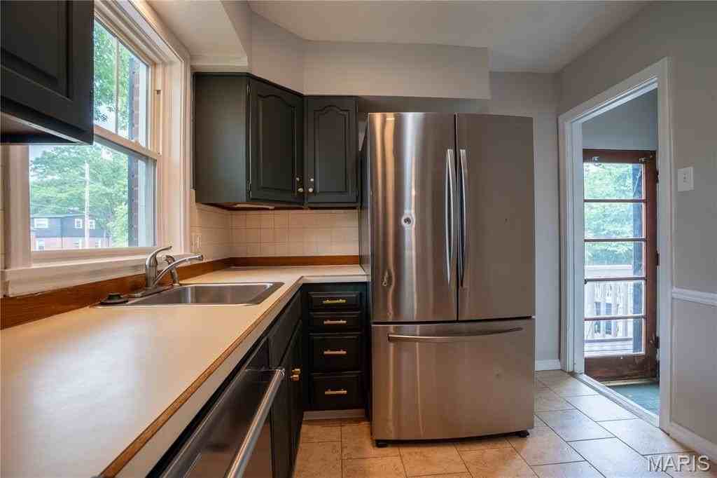 312 Midway Ave - Photo 7 of 28