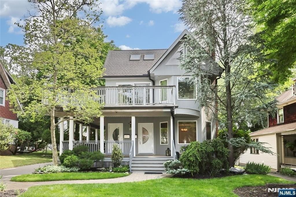 25 Bogert Pl #1stFL