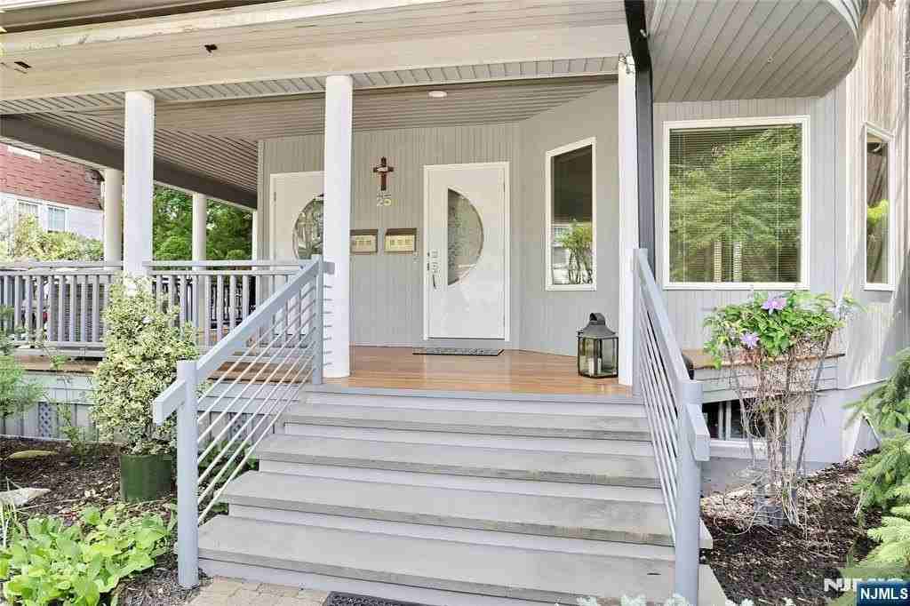 25 Bogert Pl #1stFL - Photo 2 of 29