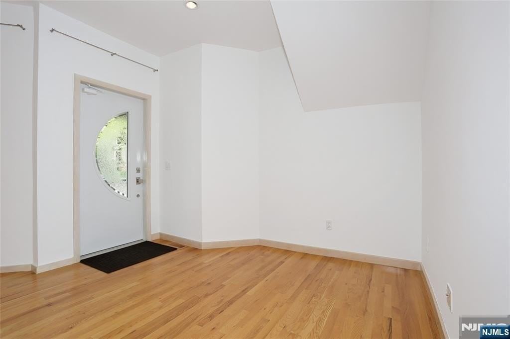 25 Bogert Pl #1stFL - Photo 4 of 29