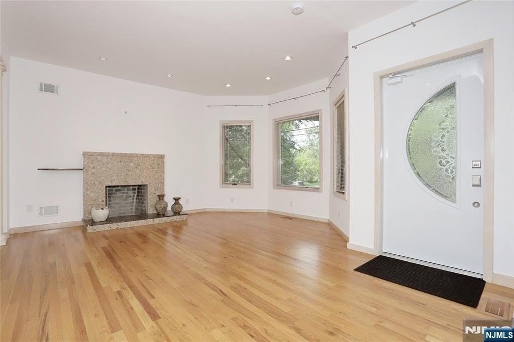 25 Bogert Pl #1stFL - Photo 5 of 29