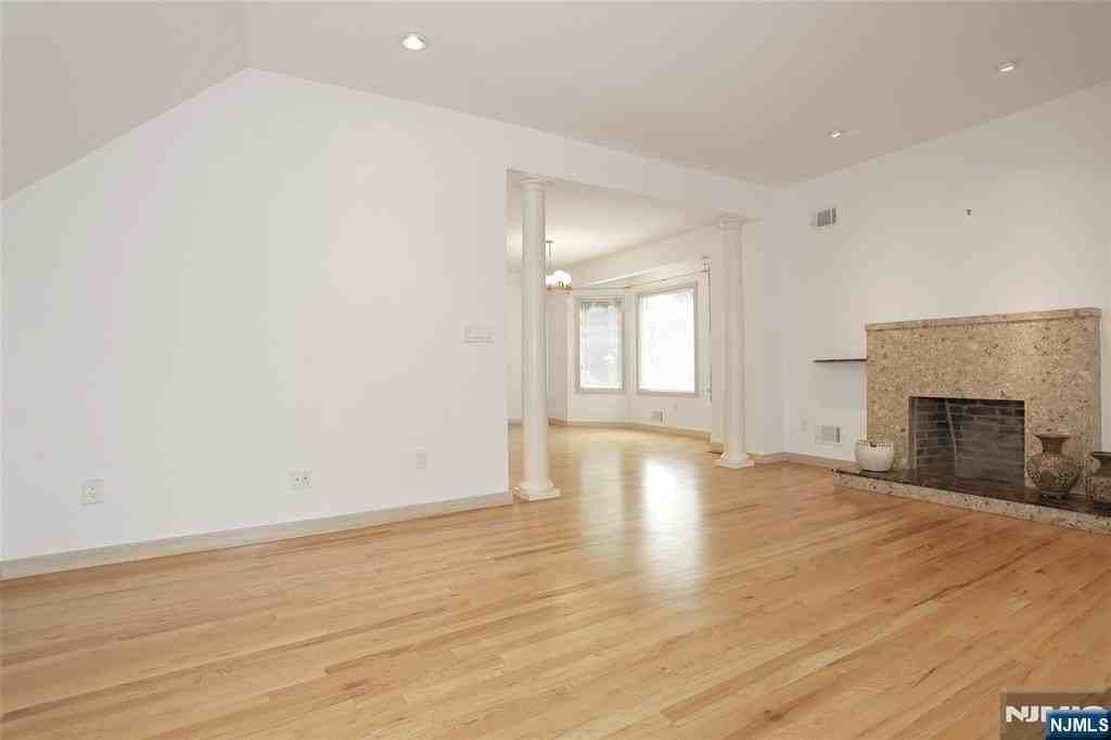 25 Bogert Pl #1stFL - Photo 6 of 29
