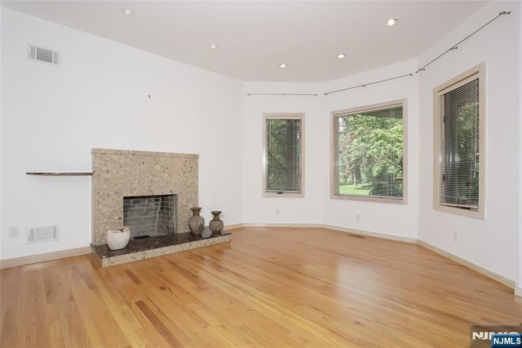 25 Bogert Pl #1stFL - Photo 7 of 29