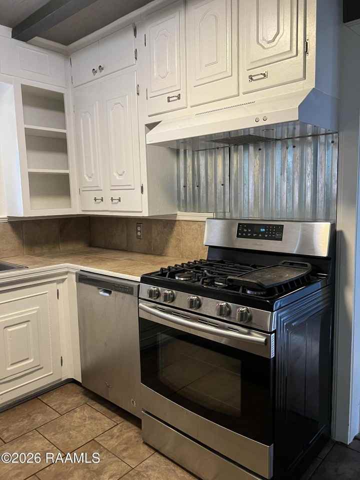 135 Oakcrest Dr - Photo 4 of 20